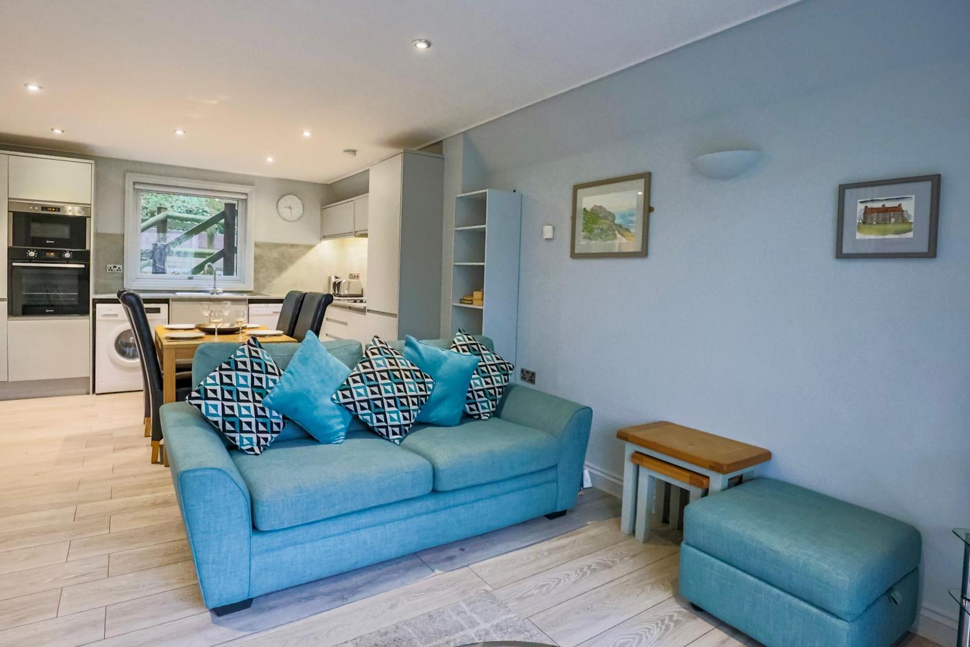 Spacious Hazel Bank For 4 With Hot Tub & Tree-level Views * Chudleigh